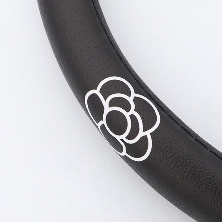 غطاء عجلة قيادة السيارة من جلد الكاميليا اللطيف مانع للانزلاق وامتصاص العرق غطاء عجلة القيادة العالمي 15 بوصة ، أسود