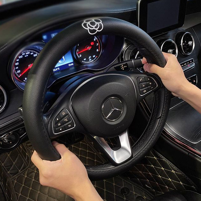 غطاء عجلة قيادة السيارة من جلد الكاميليا اللطيف مانع للانزلاق وامتصاص العرق غطاء عجلة القيادة العالمي 15 بوصة ، أسود
